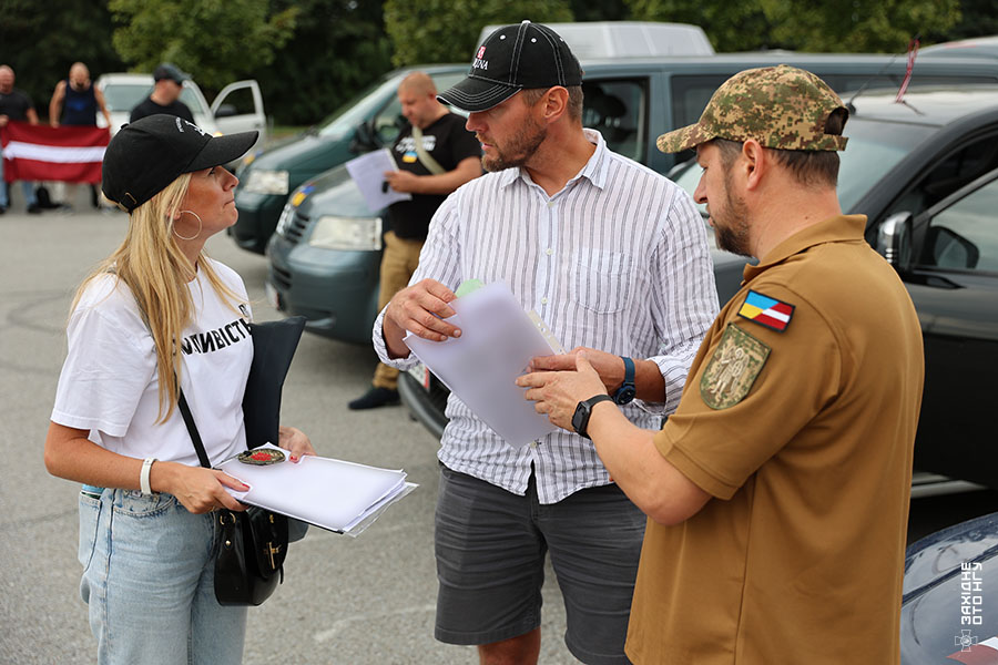 Благодійники з ЄС передали партію автомобілів (7)
