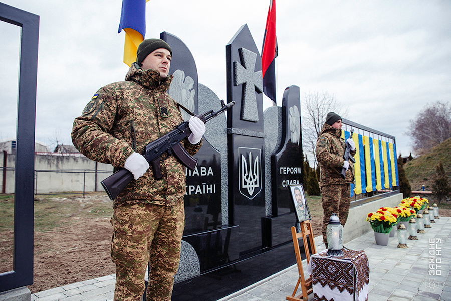 На Прикарпатті відкрили Меморіальний комплекс полеглим за волю України (2)