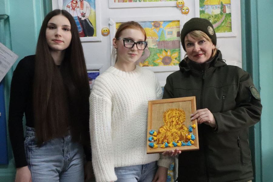 юні ізмаїльці передали зворушливі подарунки нацгвардійцям (1)