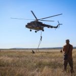 Курсанти Київського інституту НГУ відпрацювали безпарашутне десантування з гелікоптера (ВІДЕО)