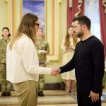 Президент України вручив 6 сертифікатів на отримання квартир рідним загиблих Героїв України