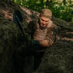 «Це не схованка, а вогнева позиція». Як рекрути Нацгвардії вчаться будувати укриття